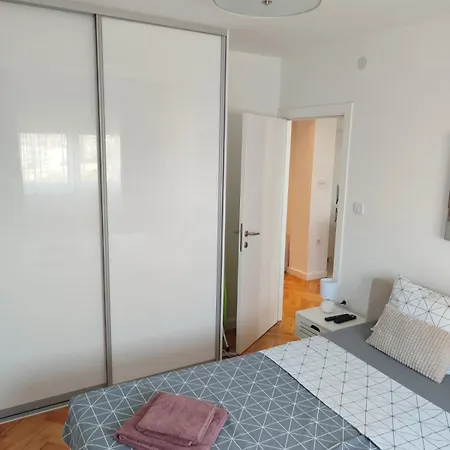 Apartament New Cozy Base *